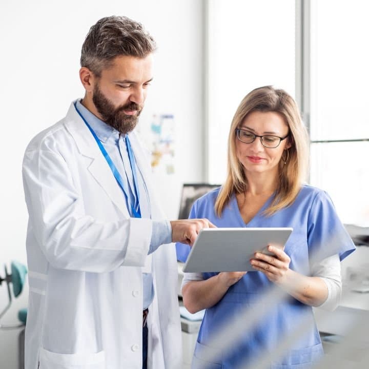 Dentallaborleiter und Zahntechnikerin im Gespräch