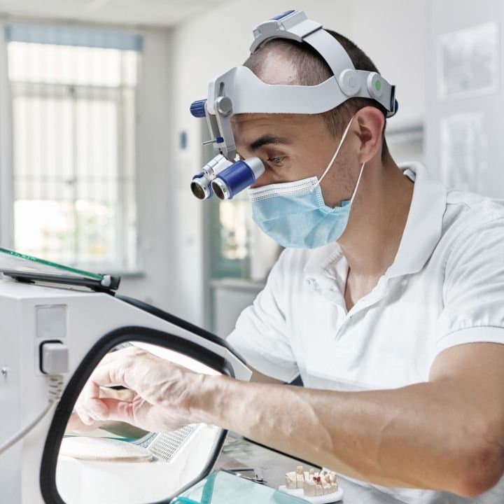 Zahntechniker konzentriert bei der Arbeit