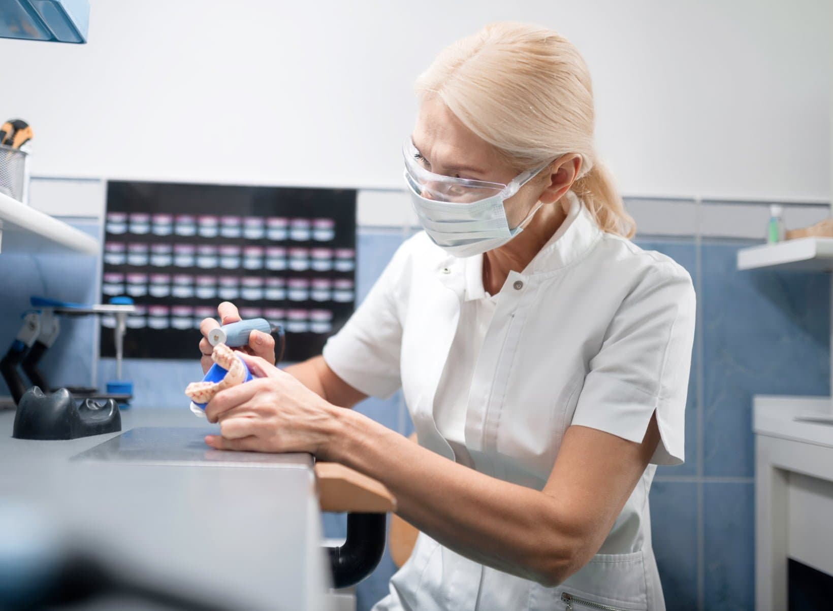 Zahntechnikerin bei der Arbeit