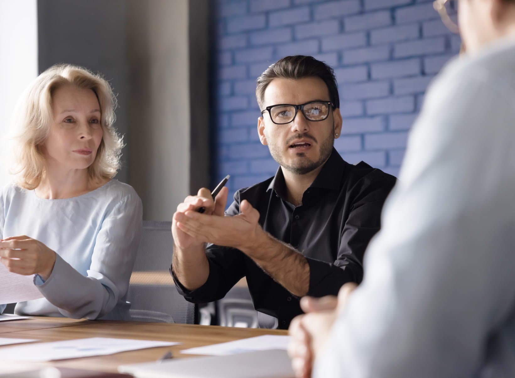Beratungsituation Versicherungsexperte und Zahntechniker Team