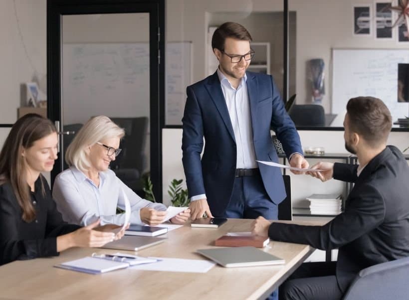 Versicherungsberatung an ein Zahntechnikerteam