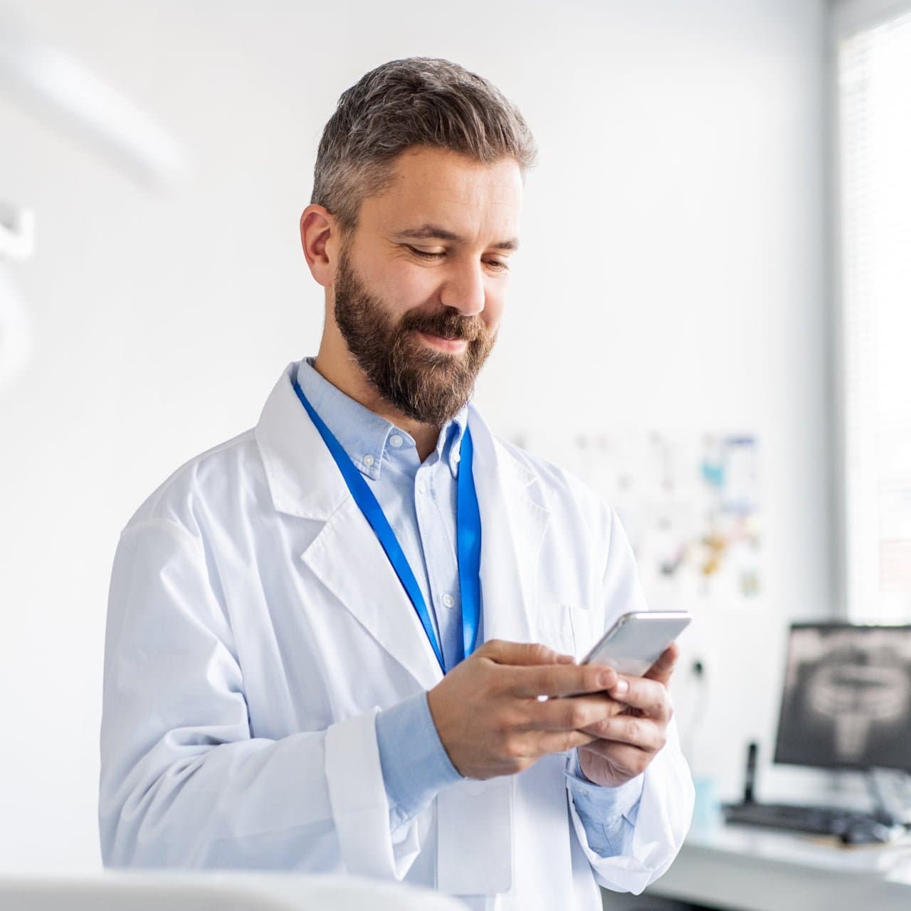 Tahntechniker am Smartphone