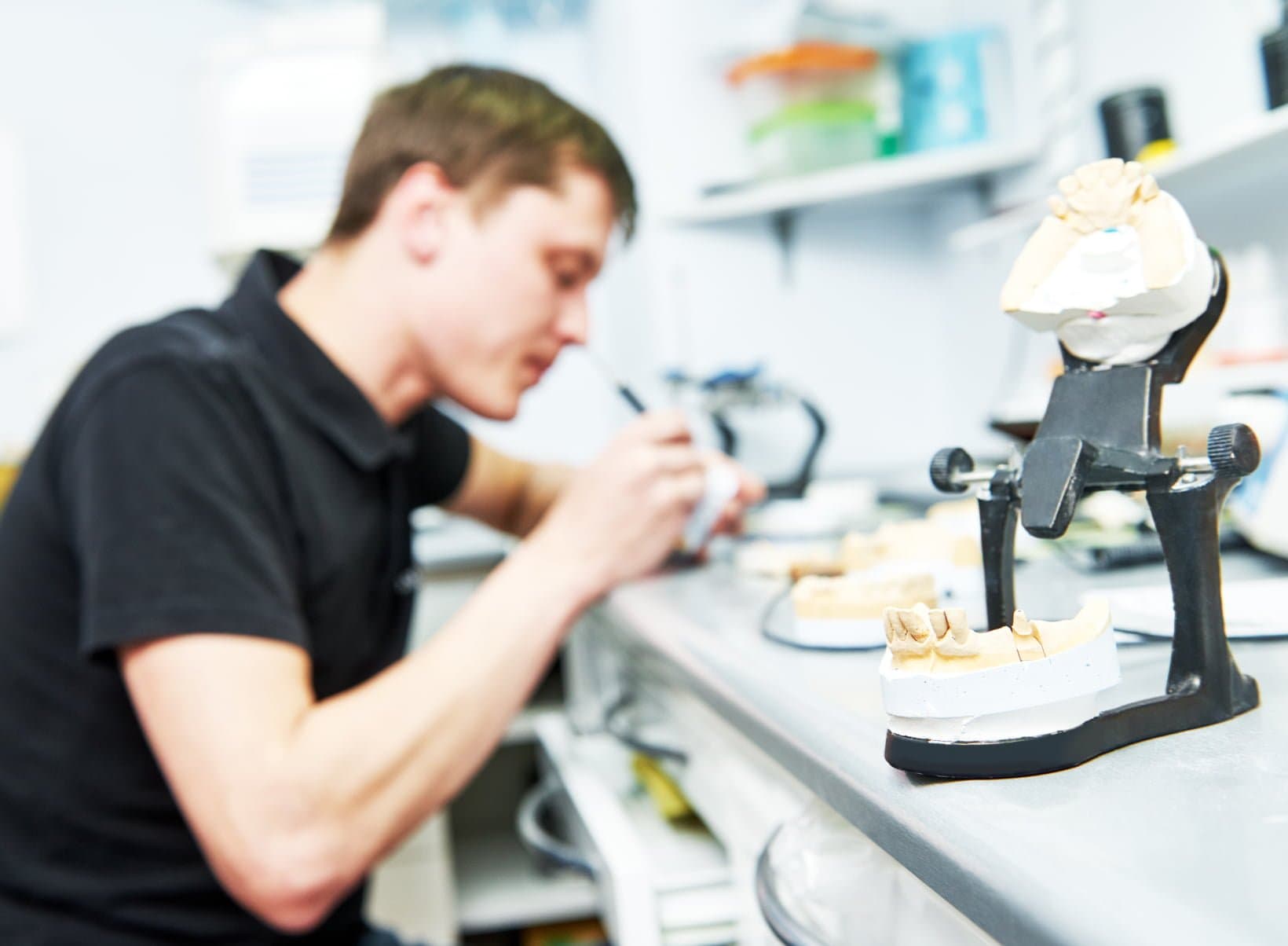 Zahntechniker bei der Arbeit
