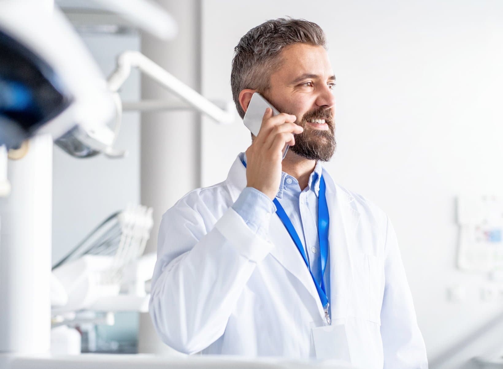Zahntechniker telefiniert fröhlich