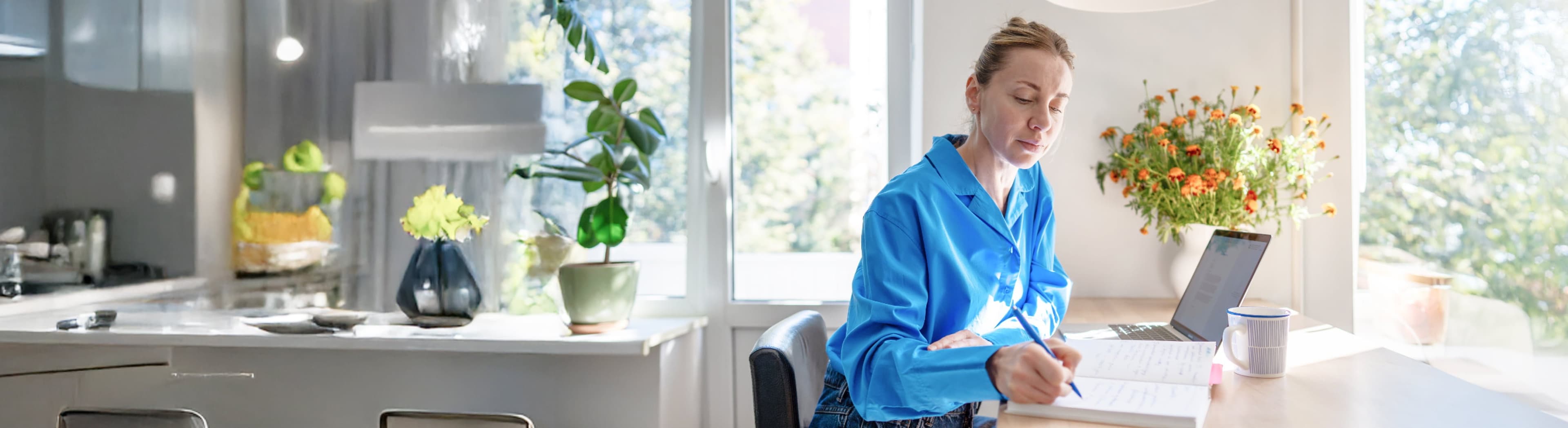 Zahntechnikerin zuhause am Laptop