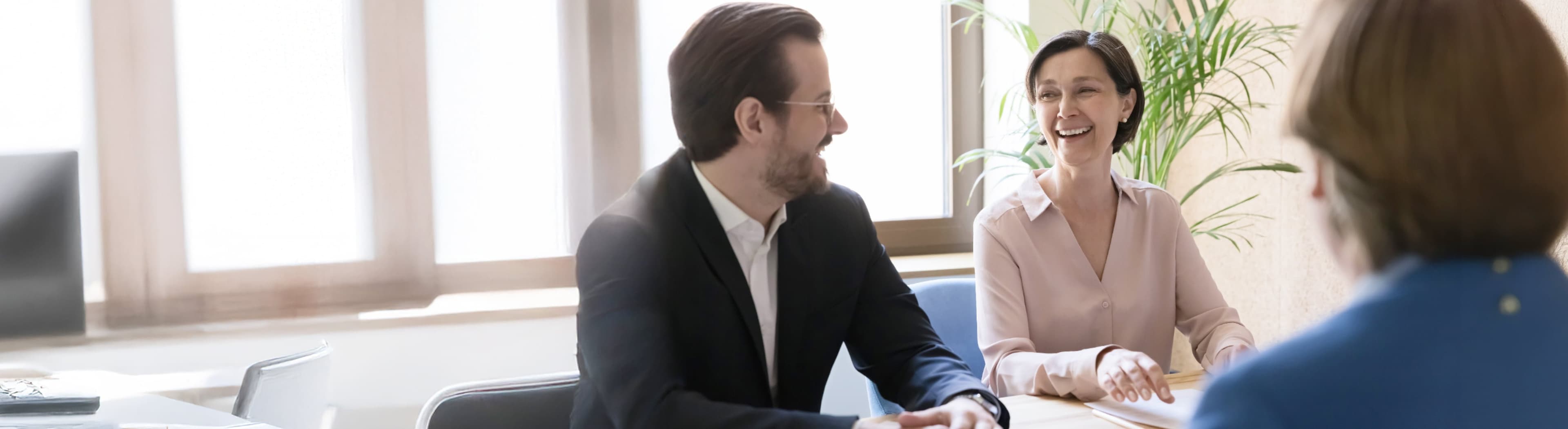 Beratungsituation Versicherungsexperte und Zahntechnikerinnen