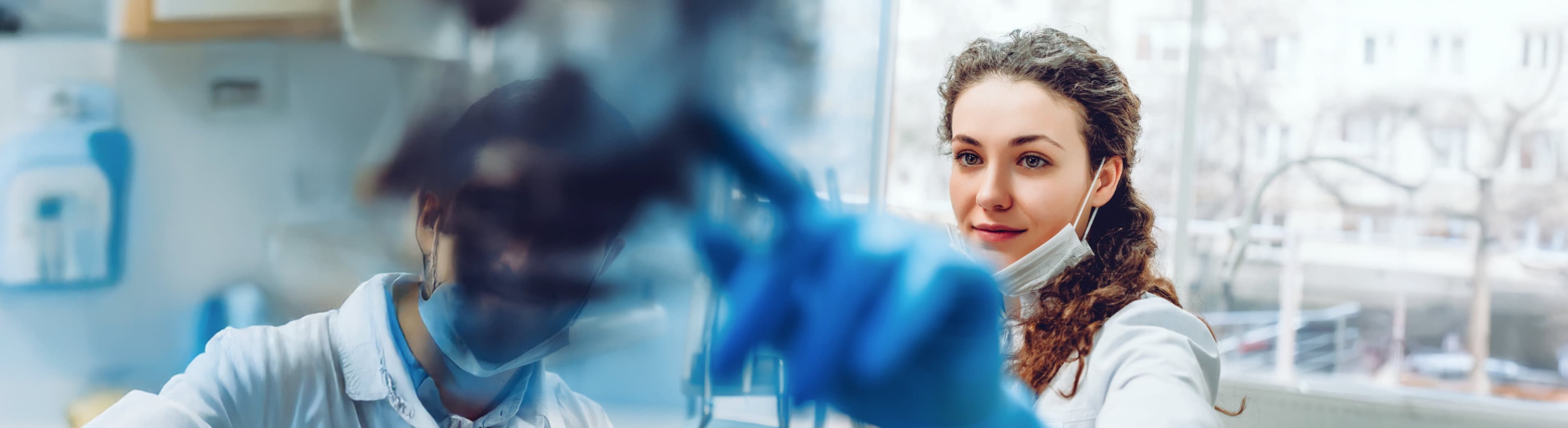 Zahntechnikerin bei der Arbeit