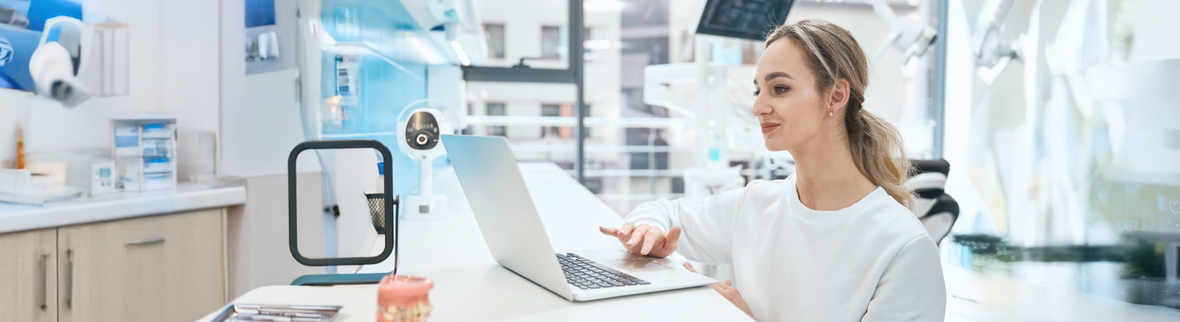 Tahntechnikerin am Laptop