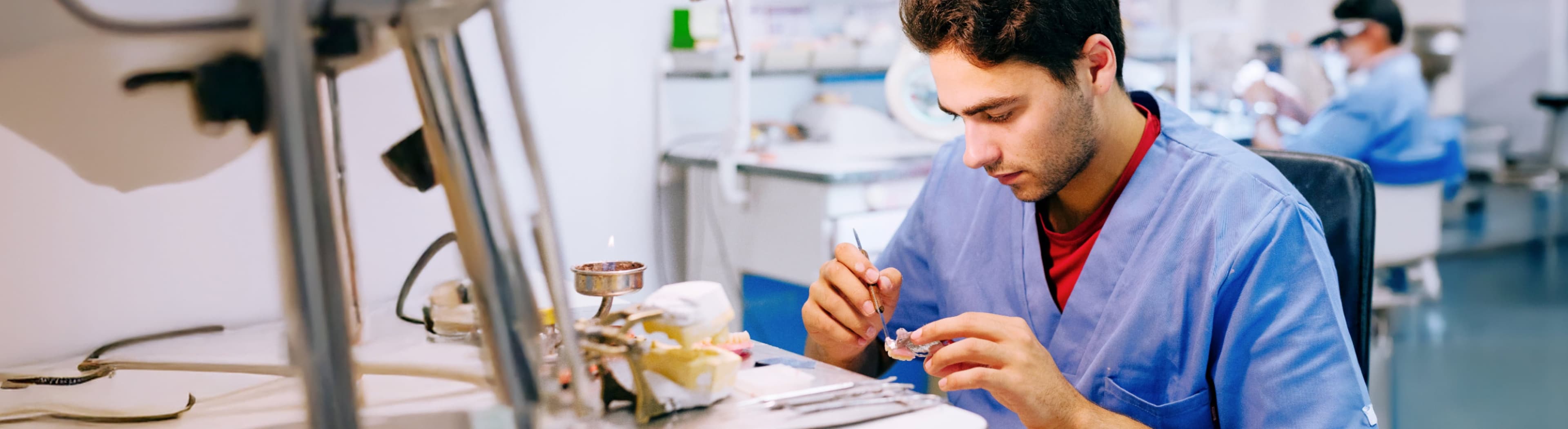Zahntechniker bei der Arbeit