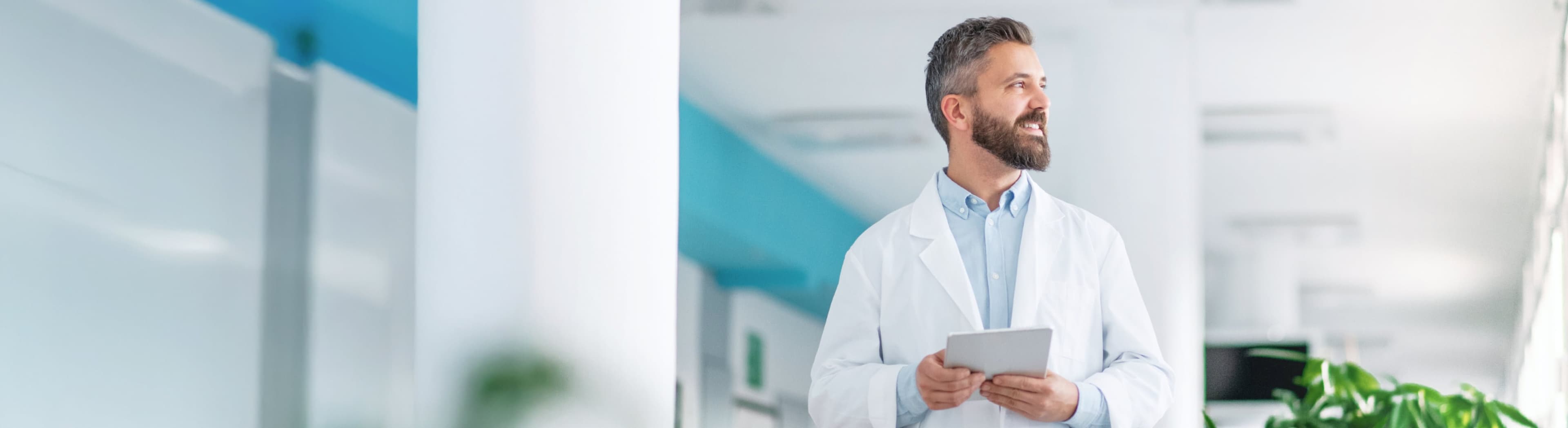 Zahntechniker fröhlich am Tablet