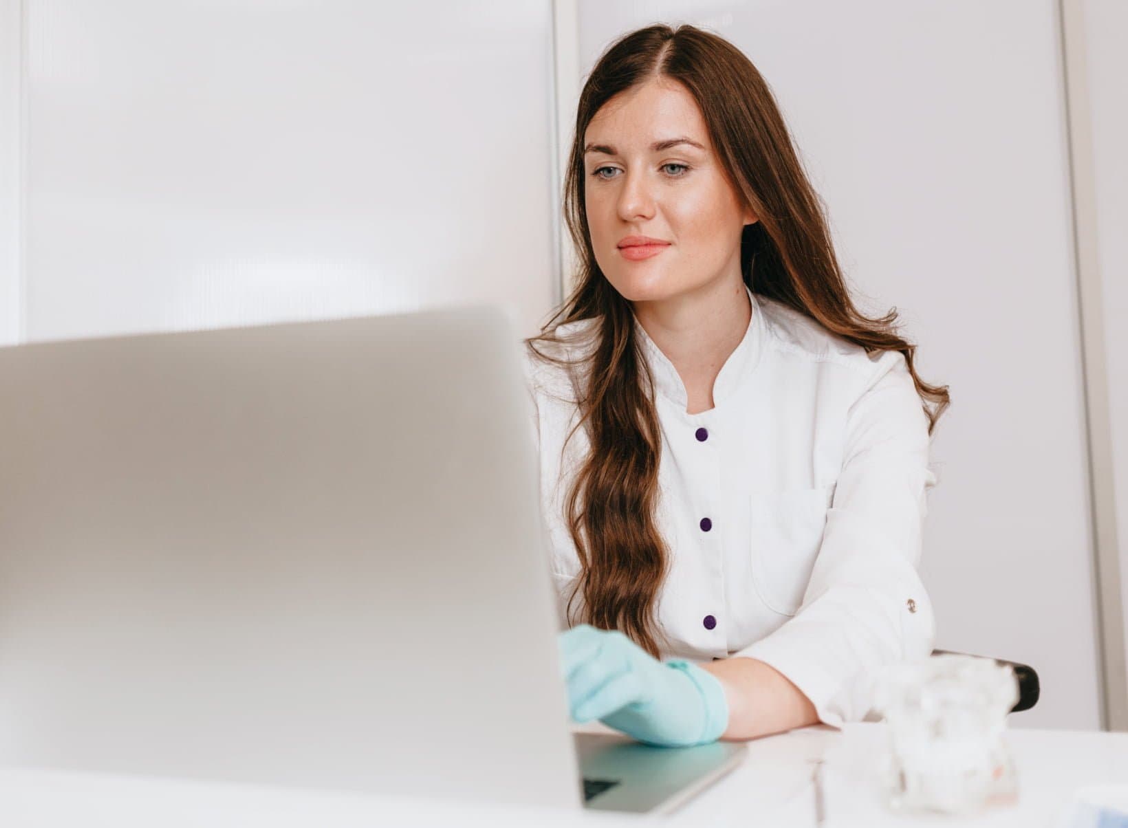 Zahntechnikerin am Laptop