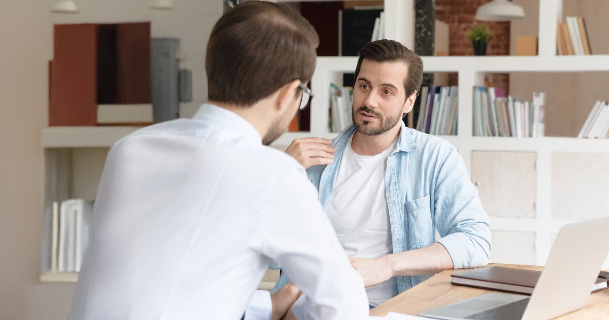 Geschäftsführer und Versicherungsexperte in Beratungssituation