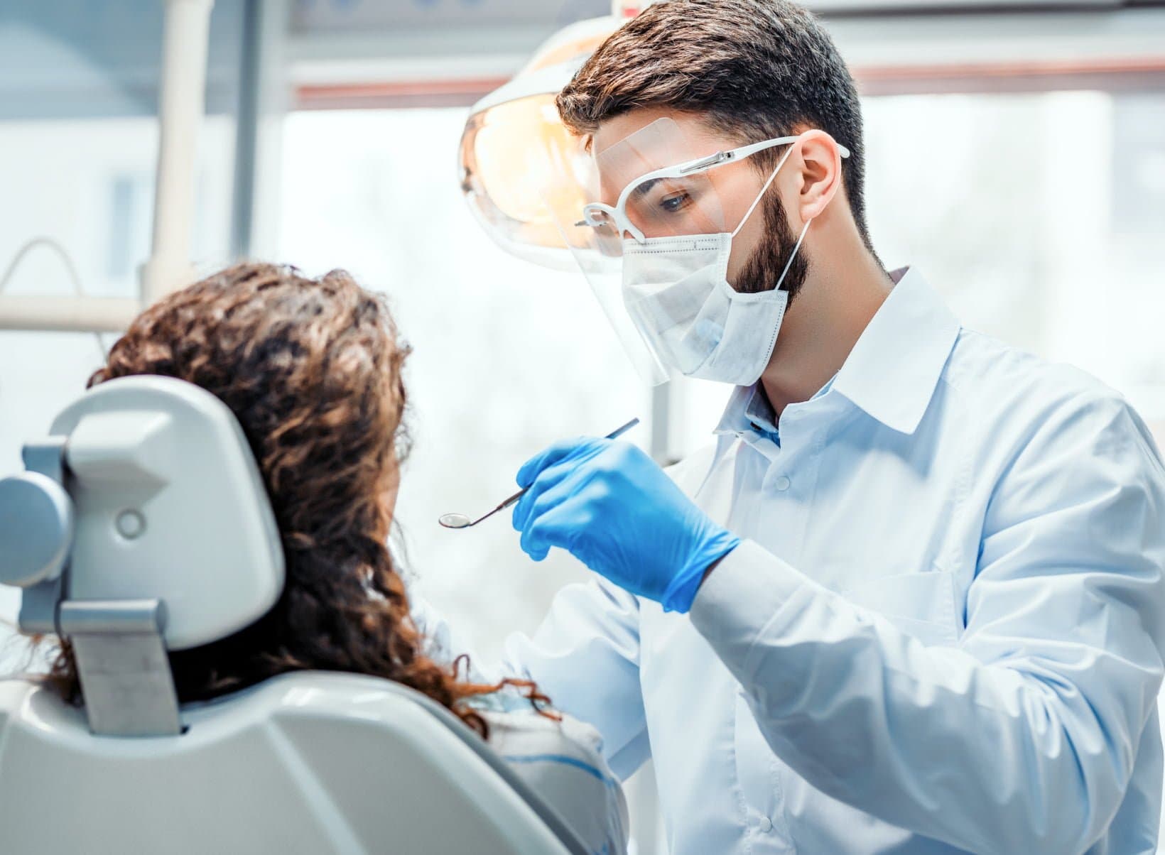 Zahnarzt bei der Behandlung einer PAtientin