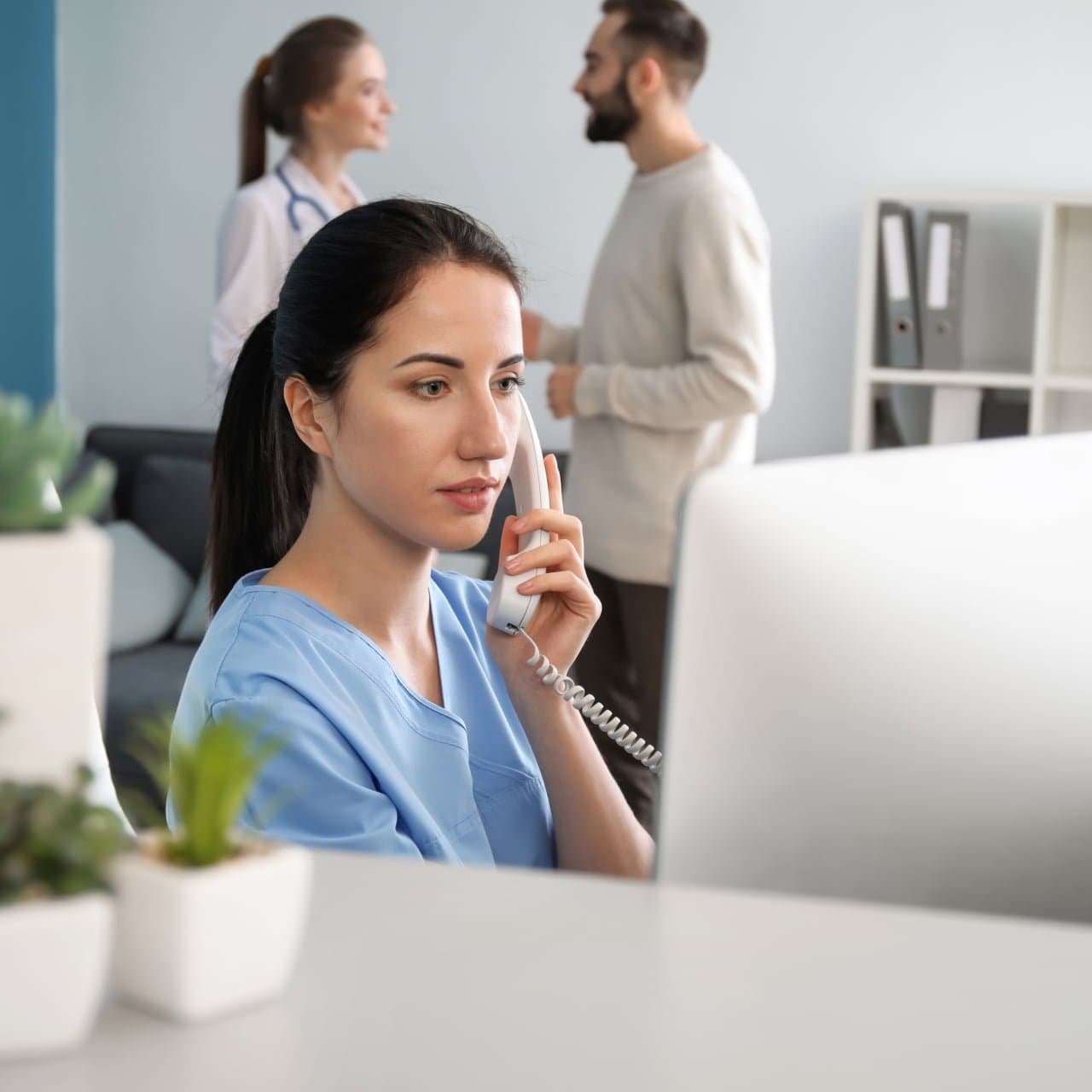 Sprechstundenhelferin am Telefon