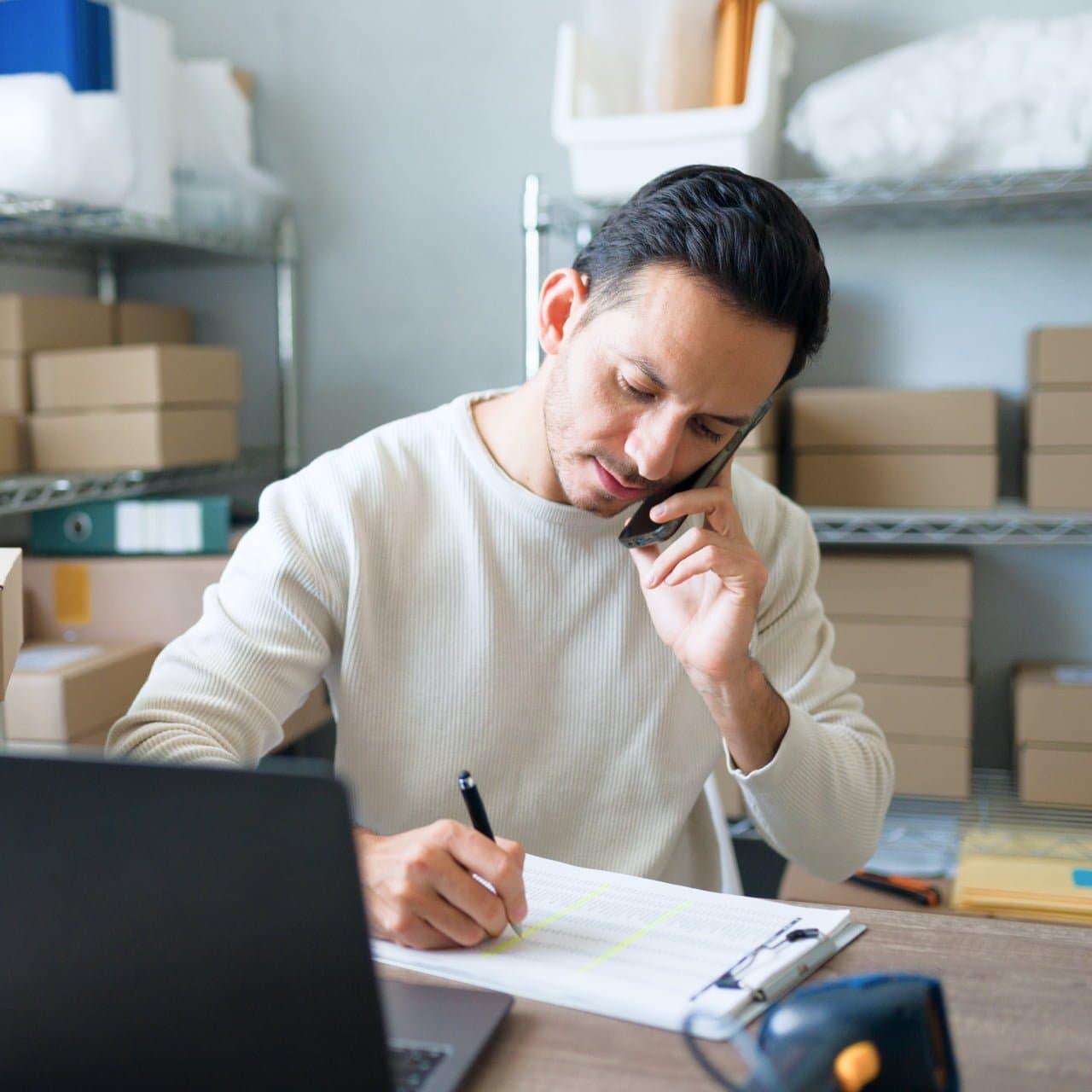 Zahntechniker am Laptop und Telefon