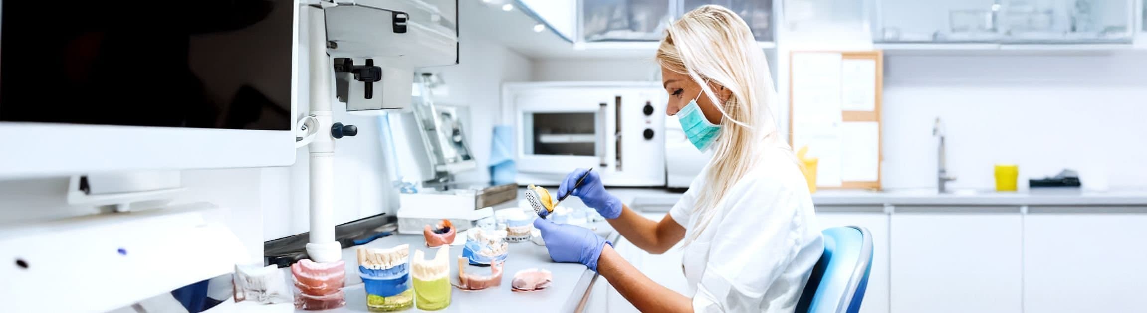 Zahntechnikerin konzentriert bei der Arbeit