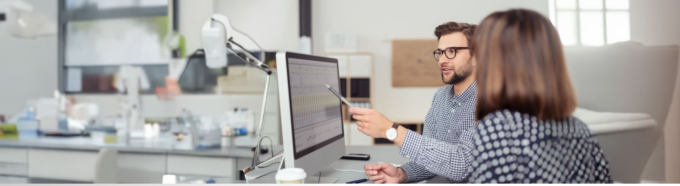 Zahntechnikerin und Versicherungsexperte im Beratungsgespräch