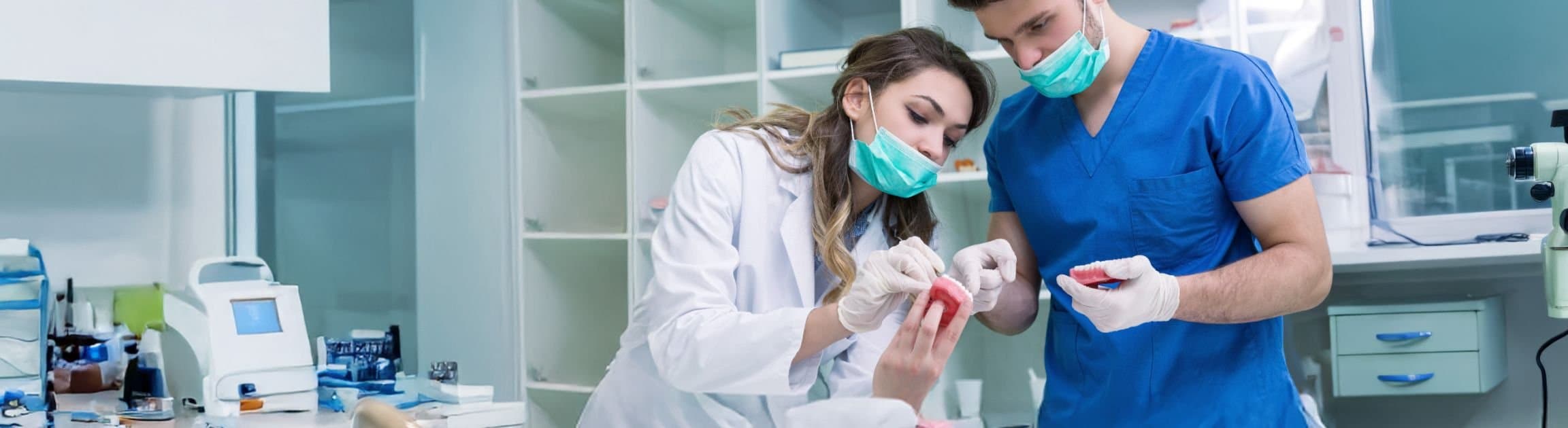 Zahntechniker beim fachlichen Austausch