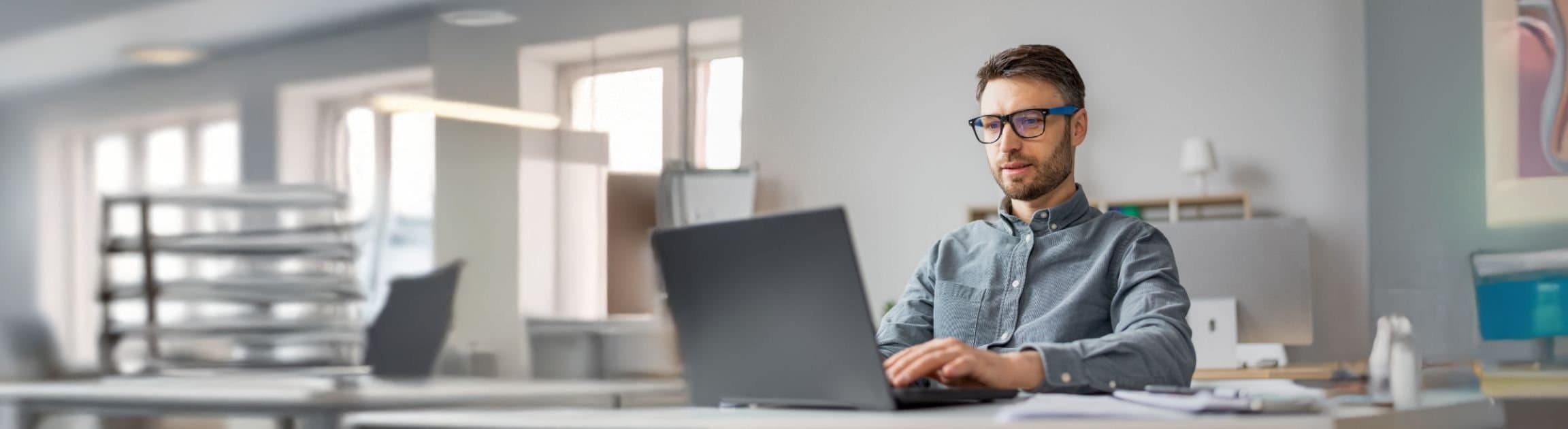 Dentallaborleiter am Laptop